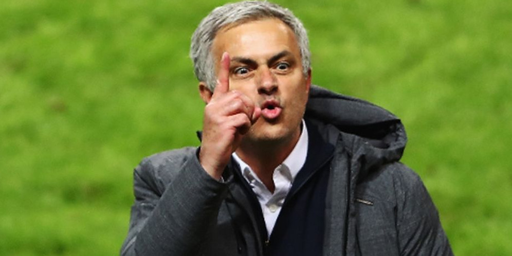 Diseret-seret, PlayStation Gantian Serang Mourinho